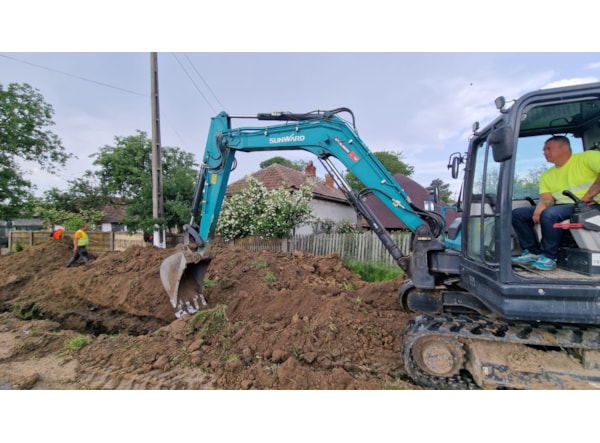Midiexcavator SUNWARD 90UF de vanzare